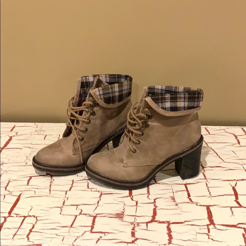 White Mountain Chunky Heel Bootie